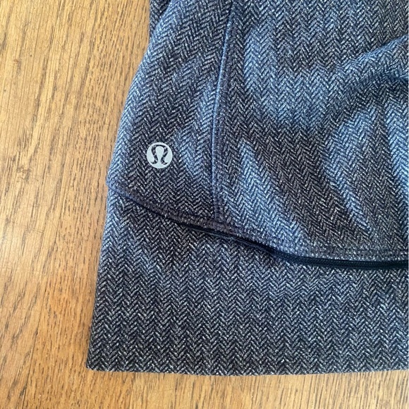 Lululemon Half zip, zip pocket, thumb holes and foldable to mitten size 4 - Picture 4 of 8